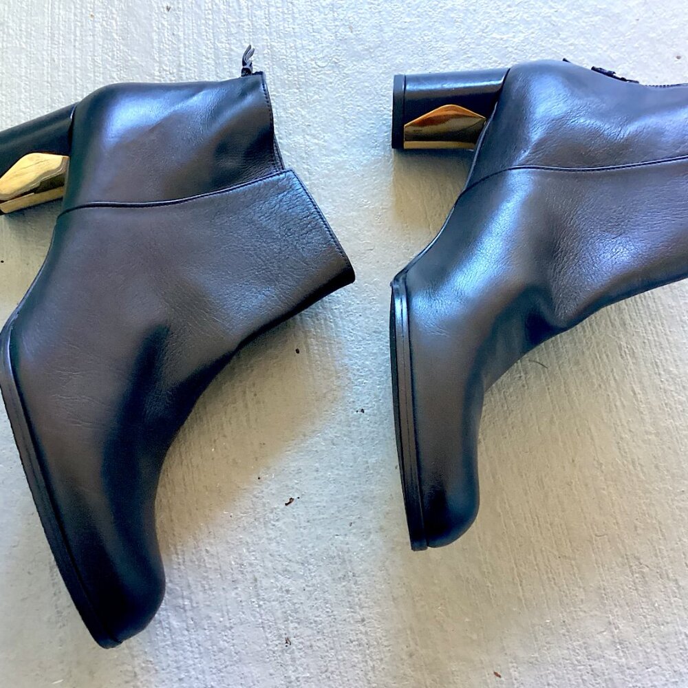 Stuart Weitzman Black Leather Ankle Boots with Gold Detail Heel, Booties Luxury - Picture 2 of 13